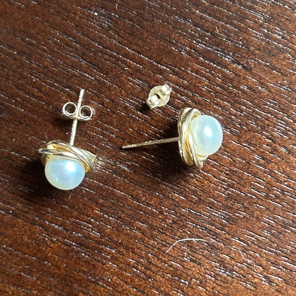 Pearl earring and necklace set with gold trim - EUC - Picture 4 of 6